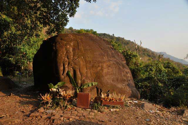 um elefante esculpido no granito coberto de fungos, mas datado do século IX, posterior à presença Khmer na região, mas que se mantem como local de culto, junto ao qual se colocam oferendas e se realizam orações