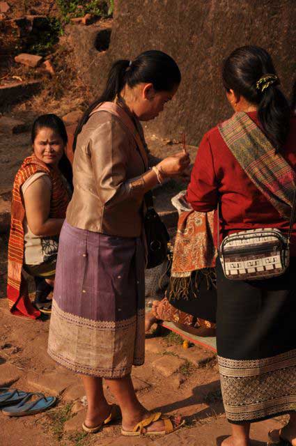 Apesar da maioria da população do Laos ser Budista, mantem-se a veneração dos deuses Hindus, em especial durante o festival Makkha Busa, que durante os três dias de duração atrai peregrinos, que visitam o Wat Phou, cronfrindo um ambiente religioso ao local ao mesmo tempo que ao longe os altifalantes com as suas musicas tailandesas espalham o clima de festa