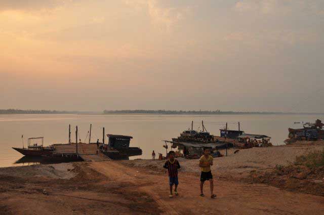 Cais de embarque em Champasak onde se pode apanhar o "ferry" que liga as duas margens