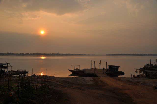 Cais do ferry boat em Champasak
