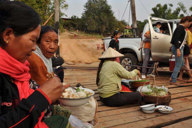 refeição no ferry durante a travessia do Mekong