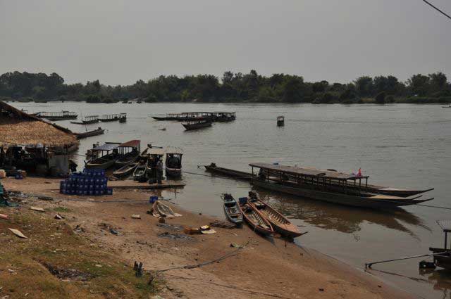 Cais de embarque em Ban Nakasang