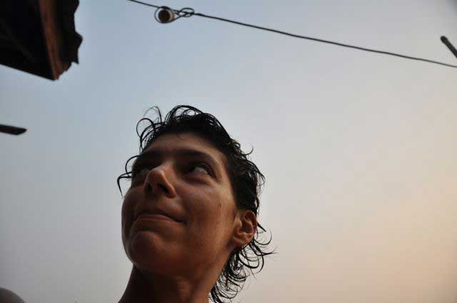 Após o banho nas águas turvas do Mekong, evitando algum lixo que é descuidadamente atirado para o rio pela população, e que se concentra nas zonas onde o rio oferece menos corrente