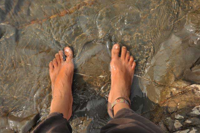 Mesmo não podendo nadar aqui, sempre deu para arrefecer os pés nas águas no rio, e ao mesmo tempo tentar eliminar a poeira que cobre permanentemente os pés e a roupa nesta época seca, onde a terra dos caminhos se transformou numa fina camada de pó