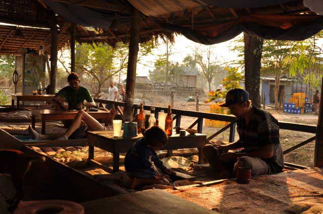 Um dos muito restaurantes que ser vem de ponto de encontro aos turistas que por aqui se demoram em Don Det