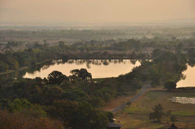 Piscinas situadas na planicie que se estende em frente ao que resta do Wat Phou construido durante a presença Khmer na região; ainda envoltas na bruma matinal.