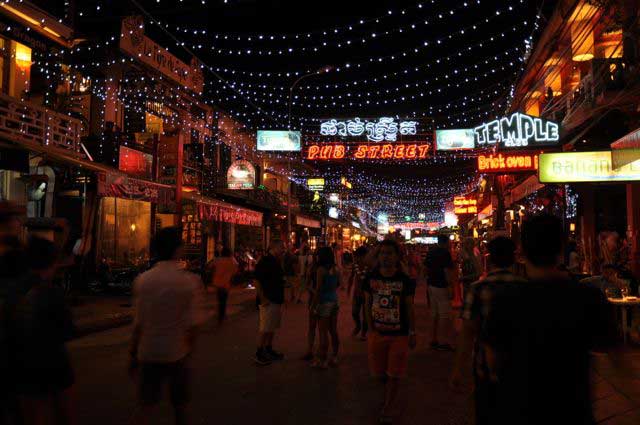 No meio do quarteirão francês, a rua mais popular e movimentada é sem duvida a chamada "pub street"
