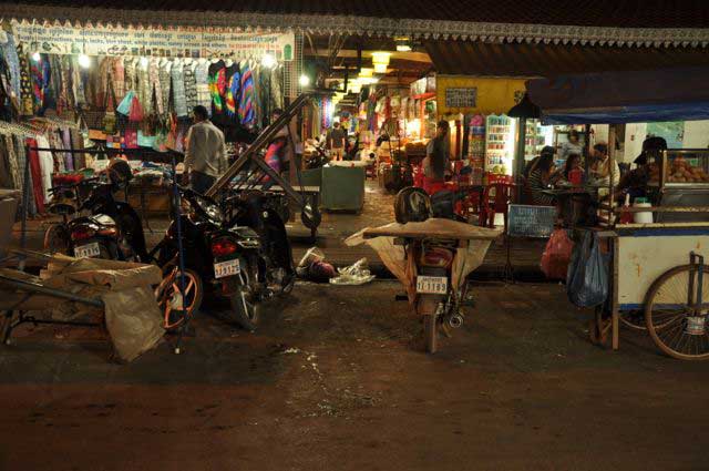Old Market, onde para além das bancas situadas no seu interior se encontra rodeados de lojas e de restaurantes
