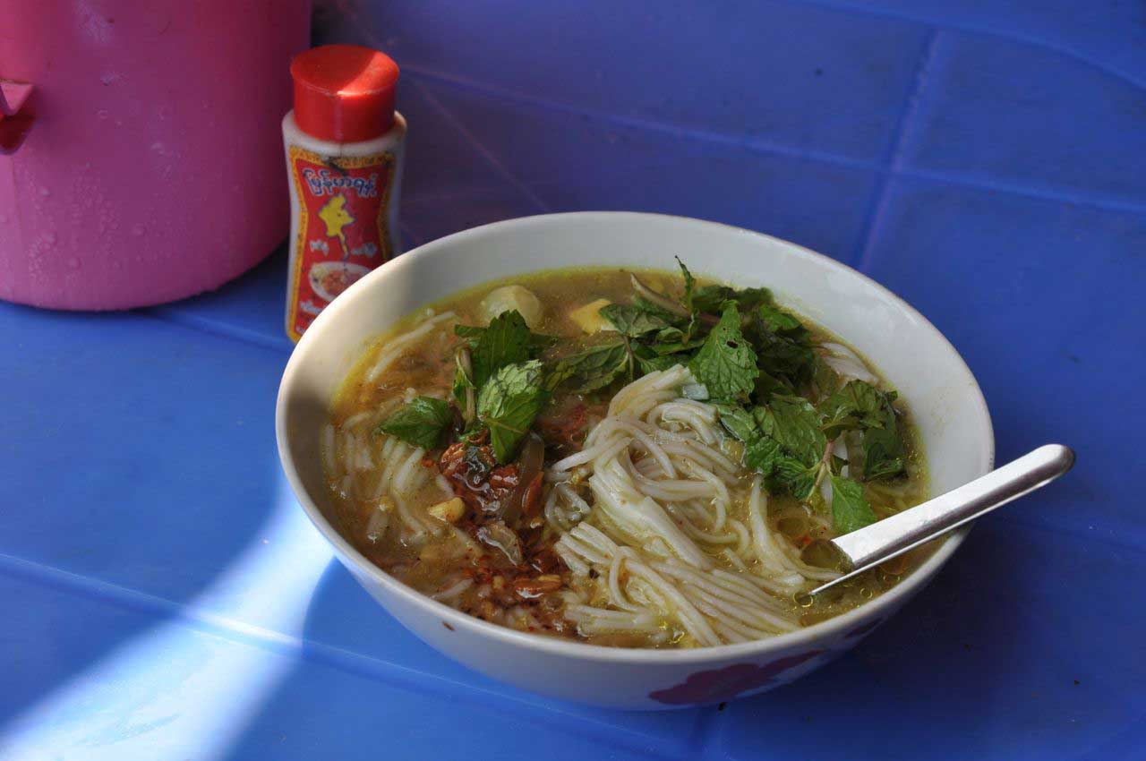 mohinga, pela facilidade em se encontrar nas ruas de qualquer cidade ou povoação, à beira da estrada, junto a mercados ou em ruas secundárias, pode ser considerada o prato mais popular entre os birmaneses, sendo muitas vezes consumido ao pequeno almoço.