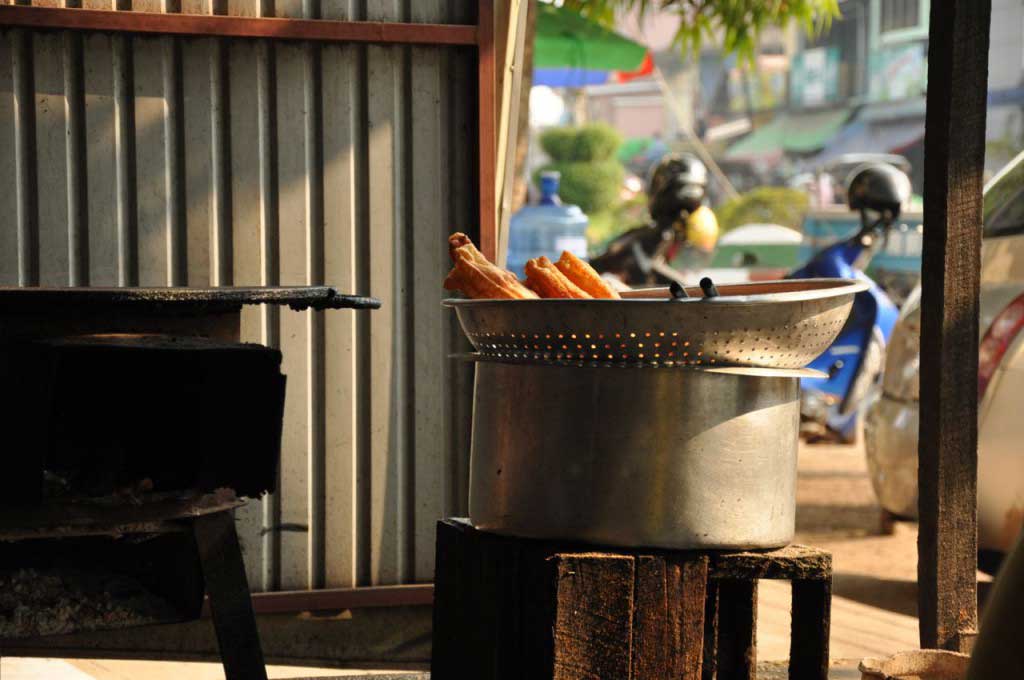 pão frito, uma espécie de farturas mas sem açúcar, que é popular ao pequeno-almoço como acompanhamento do café ou do chá