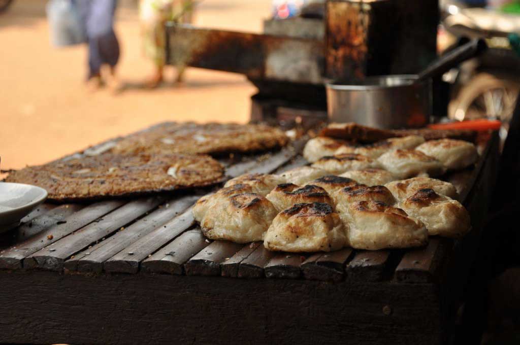 doces de massa de arroz recheados com uma pasta feita à base de côco fresco e açúcar