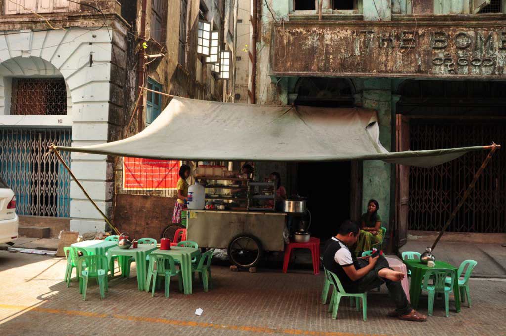 restaurante de rua em Yangon