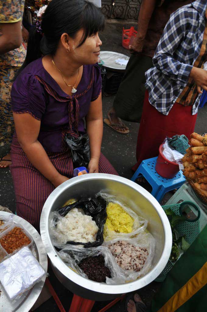 várias variações de arroz glutinoso, que pelo seu paladar naturalmente adocicado serve de snack ou complemento ao pequeno-almoço, dificilmente se encontrando à venda depois das dez da manhã