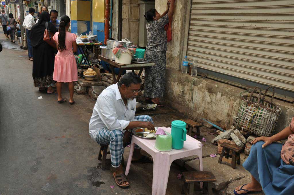 Restaurante de rua em Yangon servindo os tradicionais pequenos-almoços indianos de dosa e puri, acompanhado de sambar e chutney de côco.