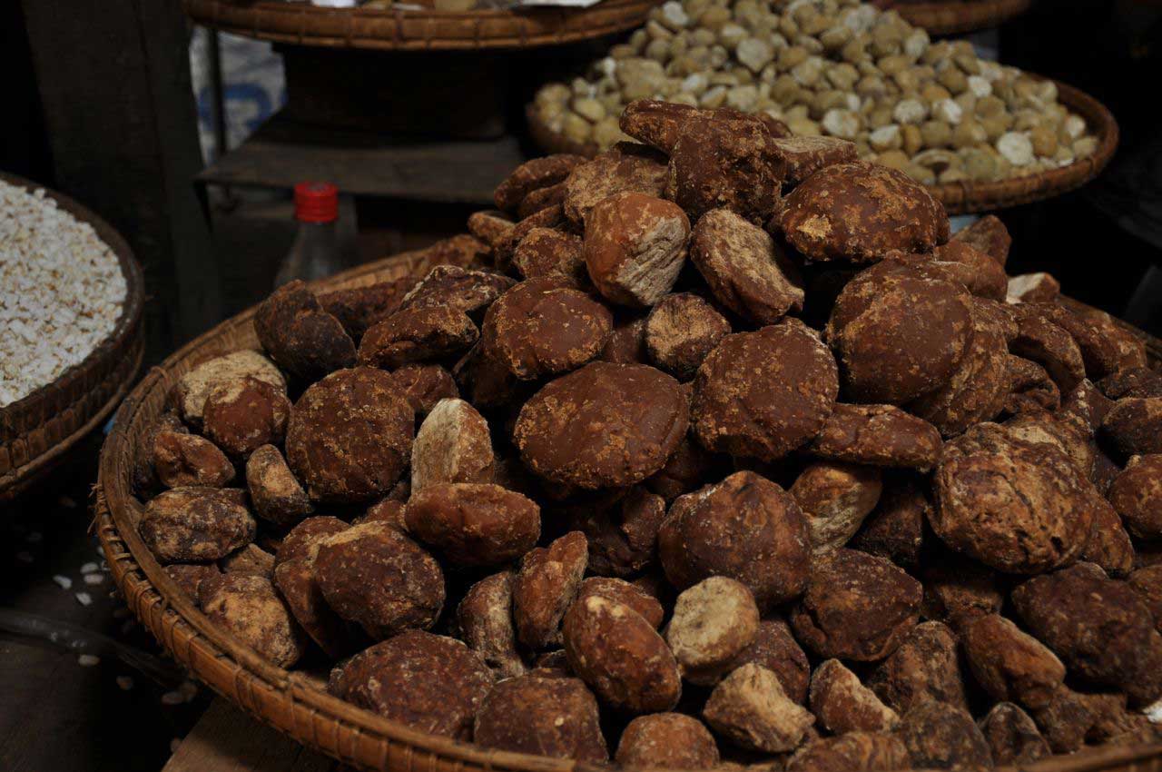 açúcar de palma, também designado de jageri, que se encontra à venda nos mercados, apresentando-se quase em “bruto” de aspecto escuro ou mais “limpo” ganhando tons de amarelo-torrado, mas sempre de cheiro e sabor intensos, bem longe do excessivo e artificial sabor do açúcar refinado a que estamos habituados