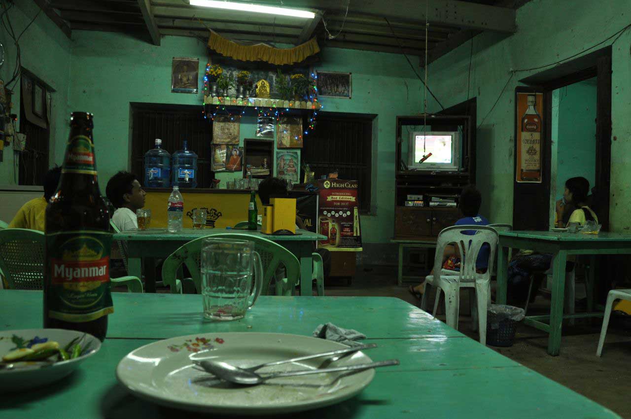 pequeno restaurante em Nyaung-U, com a salada de laphet, foi acompanhada da cerveja Myanmar, a mais popular, num país onde o consumo do álcool não é muito evidente, com excepção dos Thingyan Festival e acontecimentos especiais, onde cafés e a maioria dos restaurantes não vende bebidas alcoólicas