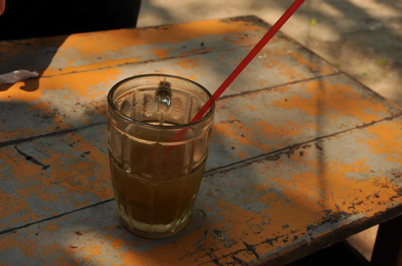 sumo de cana de açúcar, feito na hora, e que é verdadeiramente irresistível nas horas de maior calor, juntado à frescura do gelo a aparente energia do açúcar, com o suave e fresco paladar da cana de açúcar... até parece uma coisa saudável!!!