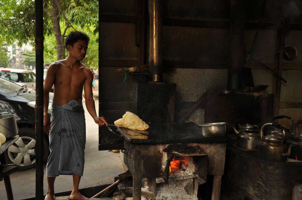 espécie de puri de tamanho gigante, pão frito numa chapa sobre as brasas com um pouco de óleo e que companha geralmente com um caril de grão ou de lentilhas, refeição reservada para o pequeno-almoço, numa clara influencia indiana