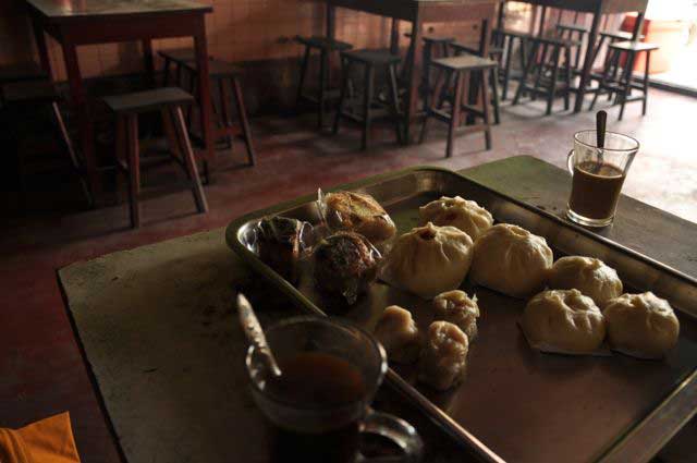 Como acompanhamento do chá ou de um café tomado ao meio da manhã, os dumplings, recheados de carne ou de feijão, são herança das comunidades de origem chinesa que se encontram espalhadas por toda a Birmânia