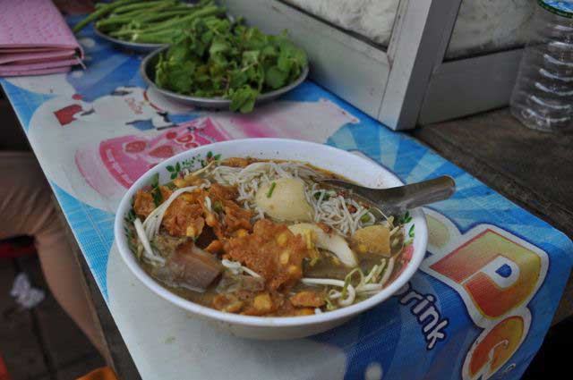 A mohinga da despedida da Birmânia, servida à beira da estrada de acesso ao posto fronteiriço de Myawady minutos antes de cruzar a fronteira com a Tailândia