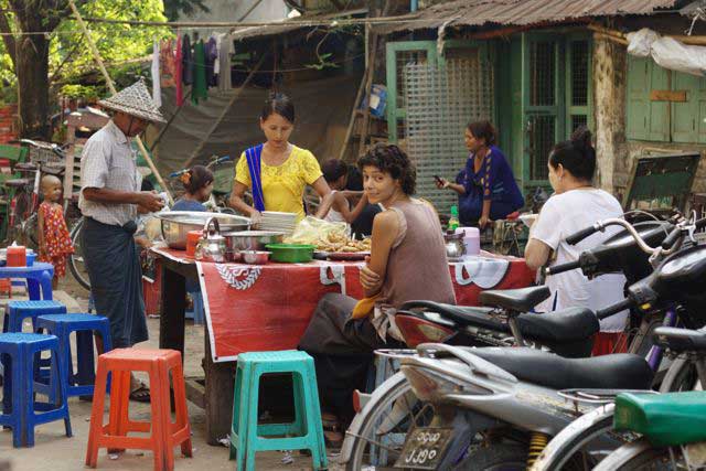 mohinga numa das ruas de Sittwe, que foi quase sempre a minha opção nesta estadia na Birmânia, seja como pequeno-almoço ou como um vespertino jantar pelas quatro e meia da tarde, pois às cinco horas já esgotou!!!