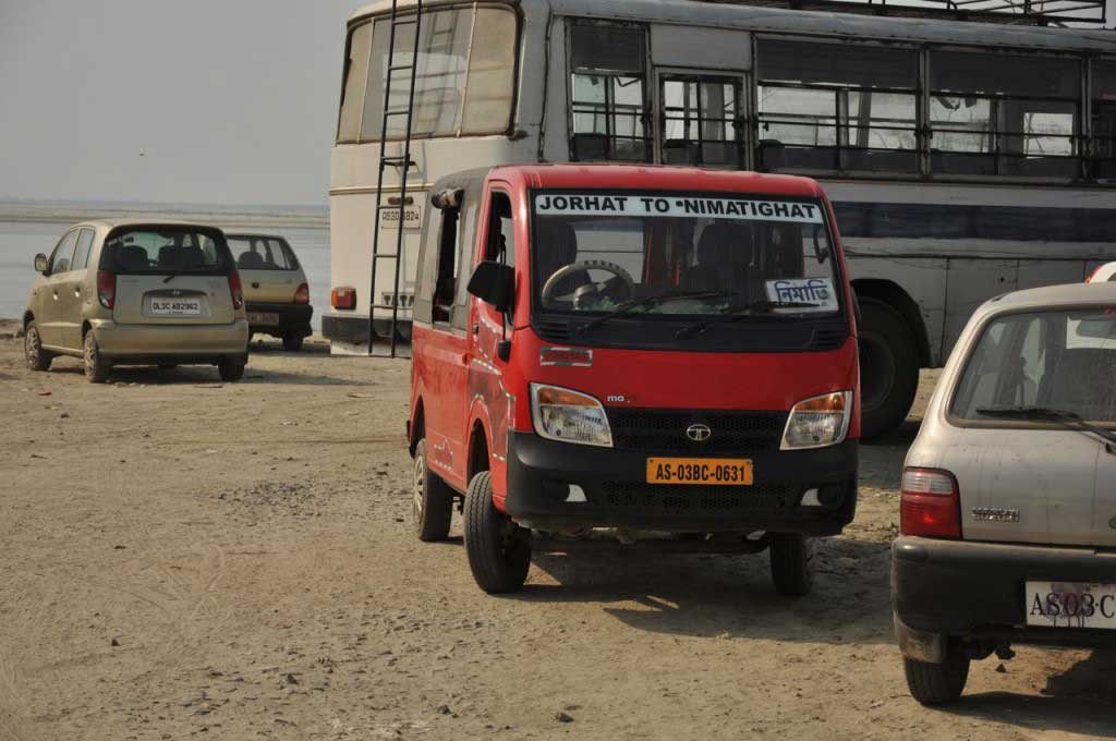 "tempos" uma espécide de taxi partilhado entre Jorhart e o Nimati Gaht. Assam