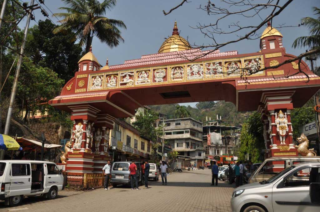 Portico junto à estrada principal onde estacionam os bus que vão até ao cimo da colina. Kamakhya Temple. Guwahati