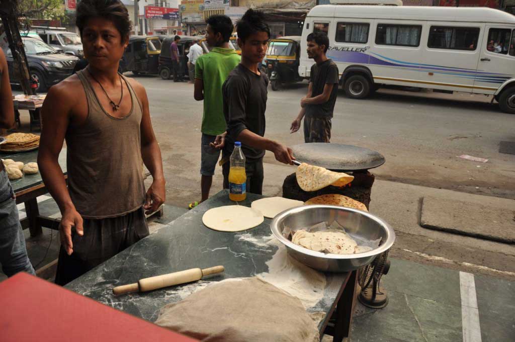 "parathas" no Paltan bazaar. Guwahati.