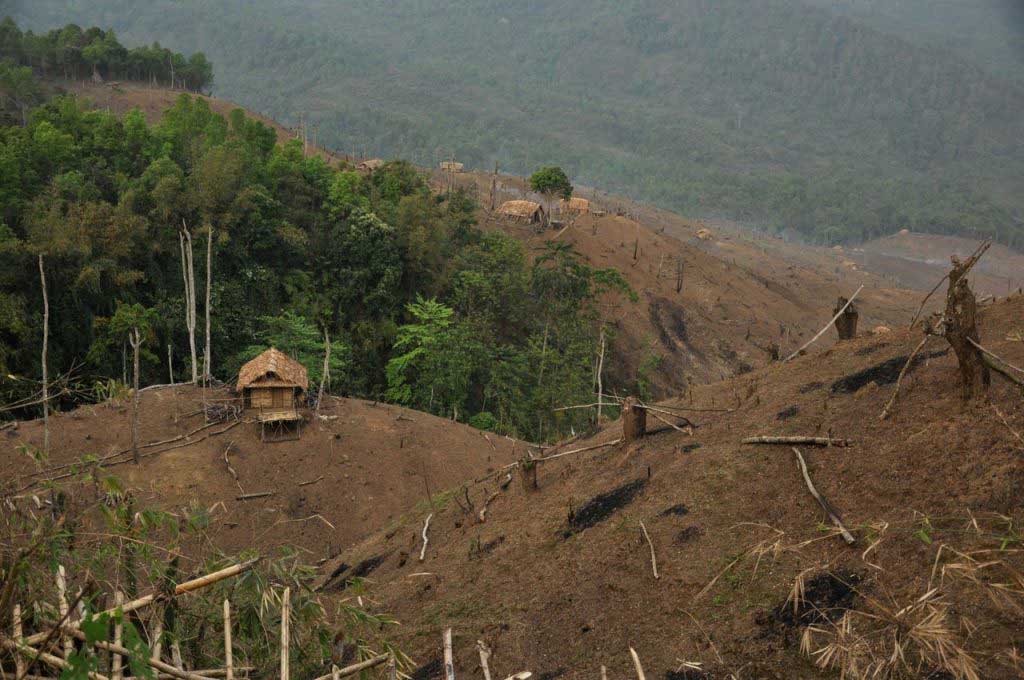 Montanhas em volta da cidade de Mon, sujeitas a intensa desflorestação que deixam o solo exposto À erosão. Mon. Nagaland