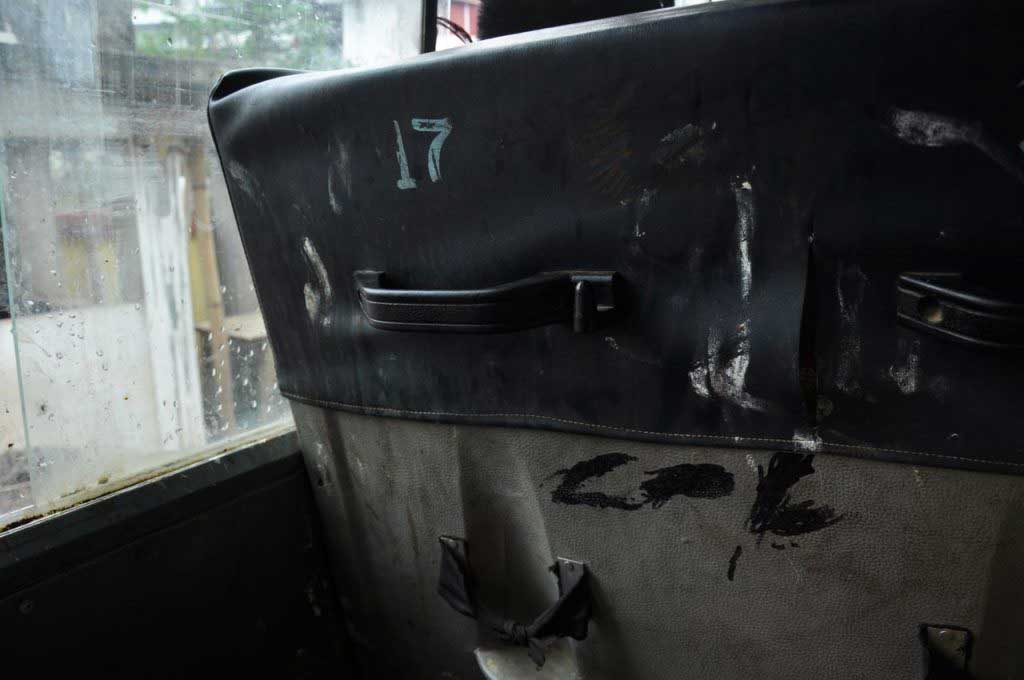 marks left by the fingers with lime that is used to mix with the tobacco and the areca nut (marcas deixadas pela cal usada para misturar o tabaco de mascar com o noz de areca).