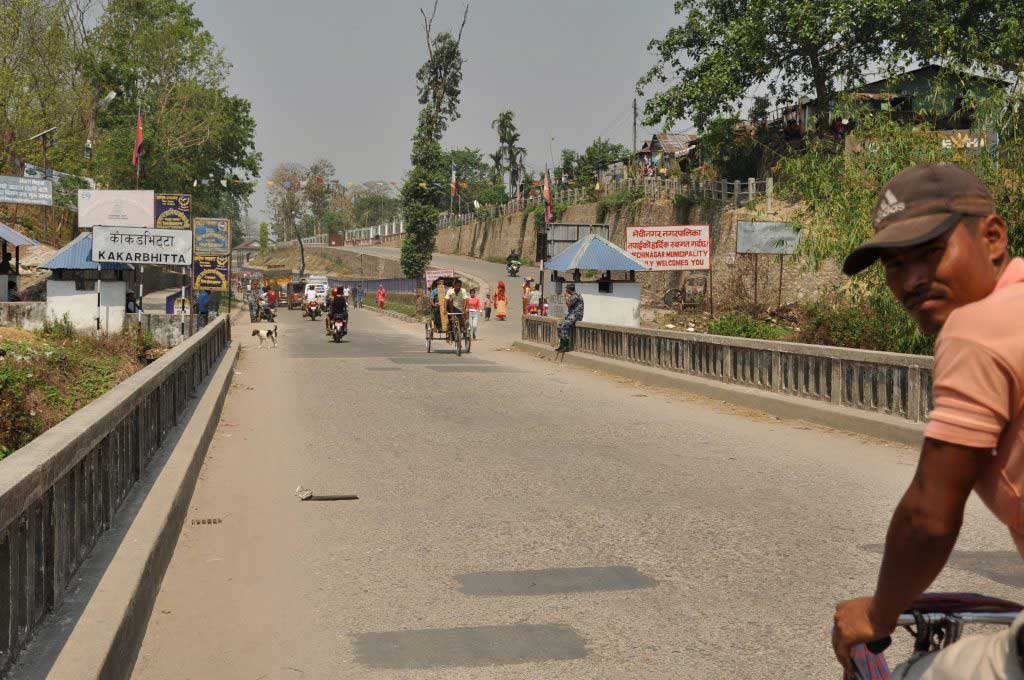 arrivnig to Nepal border. Panitanki-Kakarbitta border