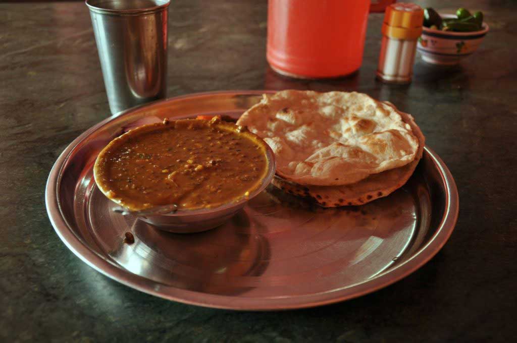 Dimapur: Hotel Dimapur Shan-e-Punjab, em frente à estação de comboios... para quem tem saudades da tradicional comida indiana