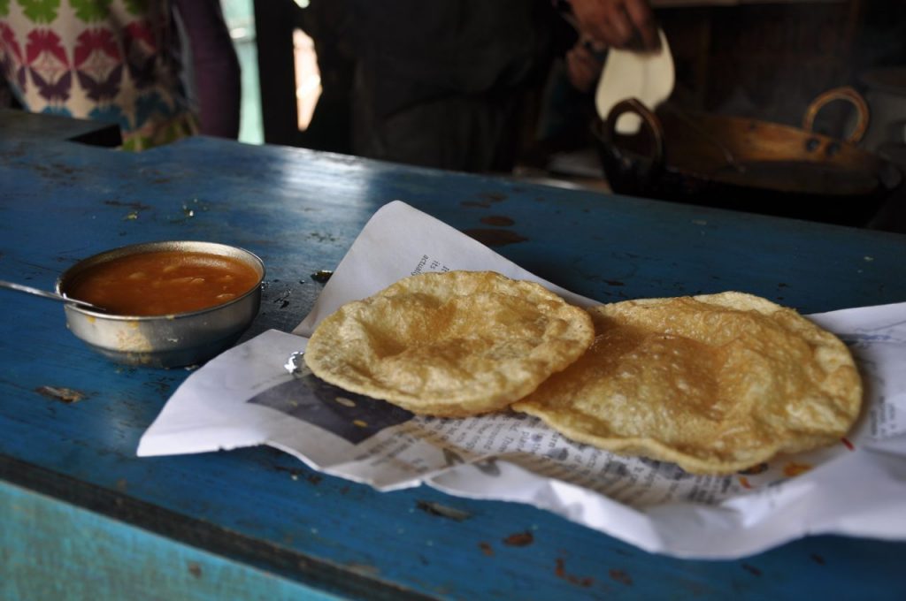 An option that can be found a bit everywhere, and along the day, are the puris, a small flatbread, fried in oil and served with a potato and a small bowl of yellow-peas curry. 