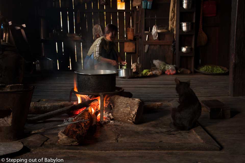 casa de aldeia onde o fogo é o centro da casa seja para aquecimento seja para cozinhar
