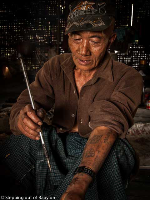 as tattoos para proteção com símbolos e inscrições Budistas são comuns entre os habitantes mais velhos