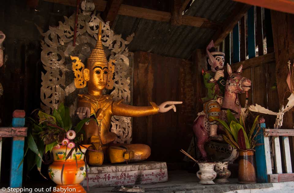 altar decorado com motivos birmaneses numa das aldeias