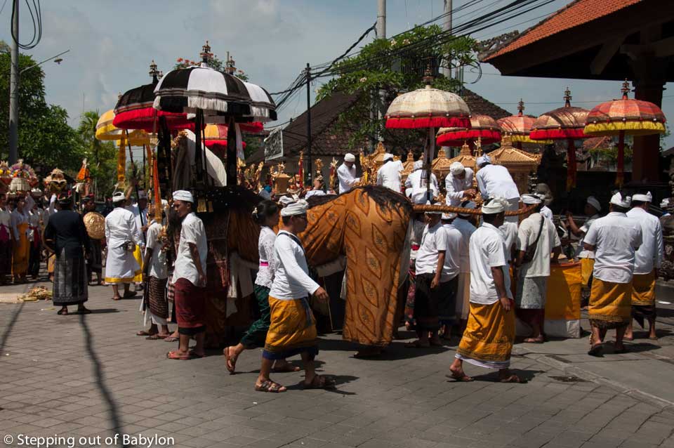 Rituals in front of the temples