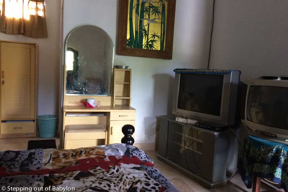 Look much better in the photo than it rally is... Putra Mulya Hotel em Kedisan, Batur.