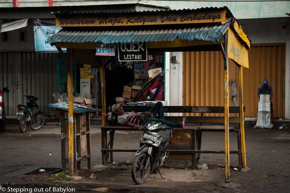 Ojek (moto-taxis) that gather a bit everywhere in Mataram streets but are easily found nearby the markets. Mataram, Lombok