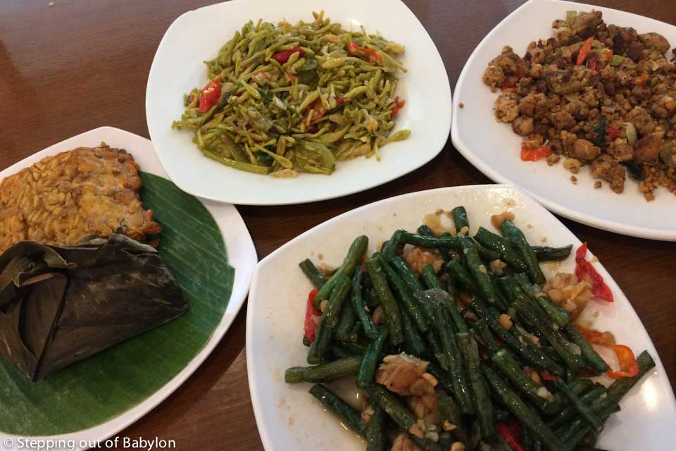 sundanese food... a meal that cost 100.000 Rp at Riung Sunda restaurant... Is expensive and you can find better in some of the street stalls nearby, for 10 times less the price!!!!