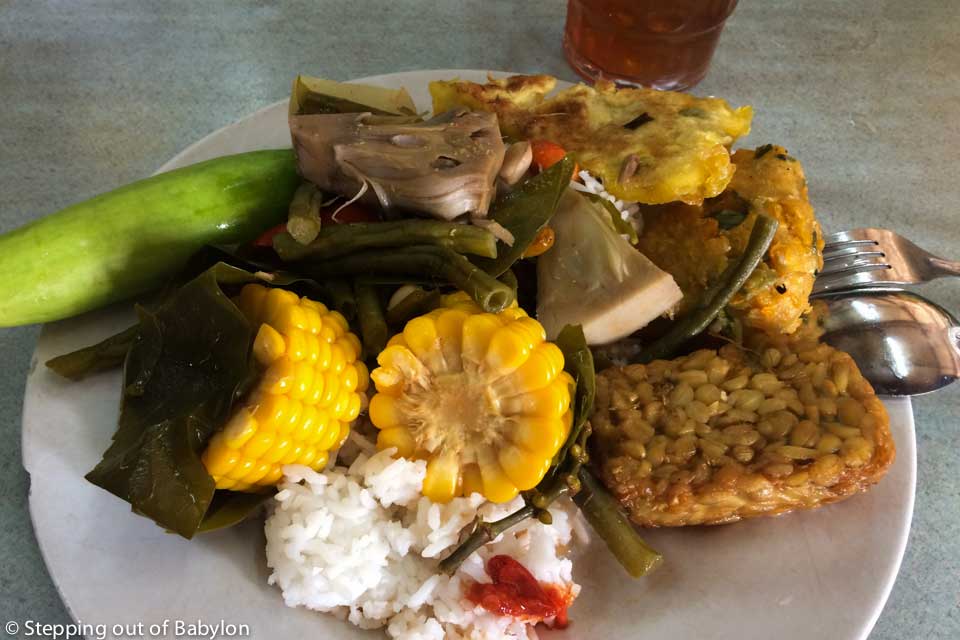 Many options in this self-service eatery at Cikini, that serves food since morning until evening