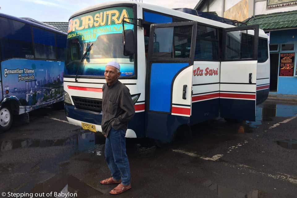 Bus to Krui... The Metra Sari has a very old bus, without air-con... thankfully it was a cloudy day, but still it end up being a very tiring trip, particularly slow when the bus reach a mountain area where the road gets very steep and winding.