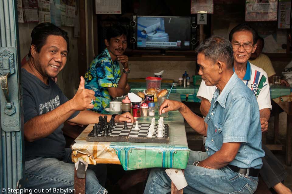 Padang's Chinatown, that during the Ramadan keep the usual pace, but where many restaurants keep a curtains covering the windows to respect the muslim fasting during this period