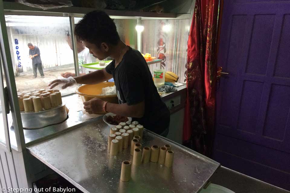 At the empty Tuktuk some sweet pop up in the end of the afternoon... a small shop open it's door to sell "putu bambu" a Indonesian sweet made form rice flour and with palm sugar, which are steamed inside a bambu and served with grind coconut