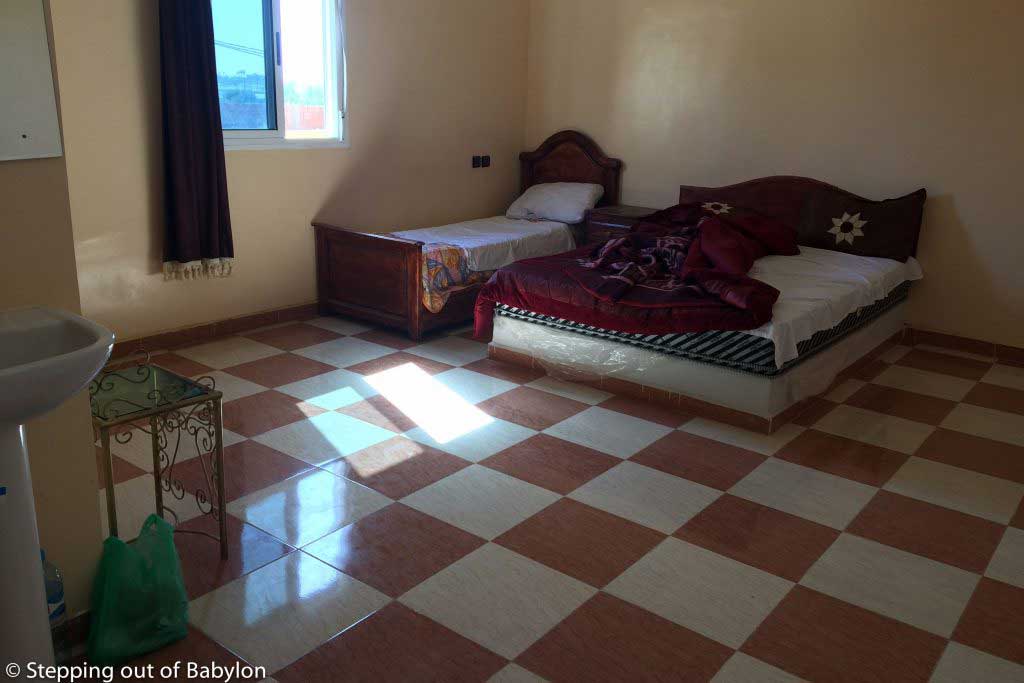 Chez Ousaadi (Chez Ousaadi Appartements et Excursions) with a double room by 100 Dirham. Charmless place, reasonable clean, lacking in atmosphere, but cheap.